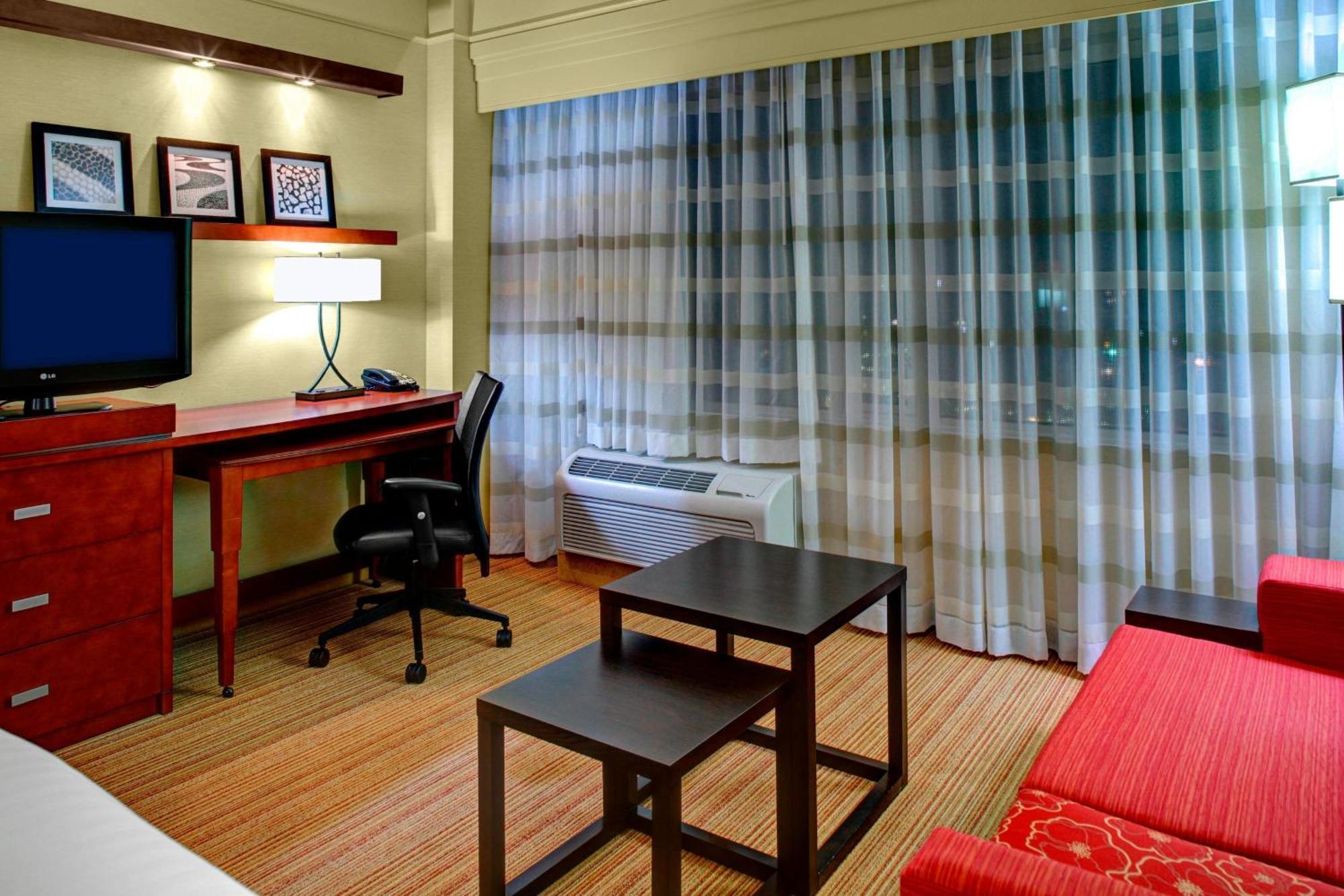 Courtyard By Marriott Greenville Downtown Εξωτερικό φωτογραφία