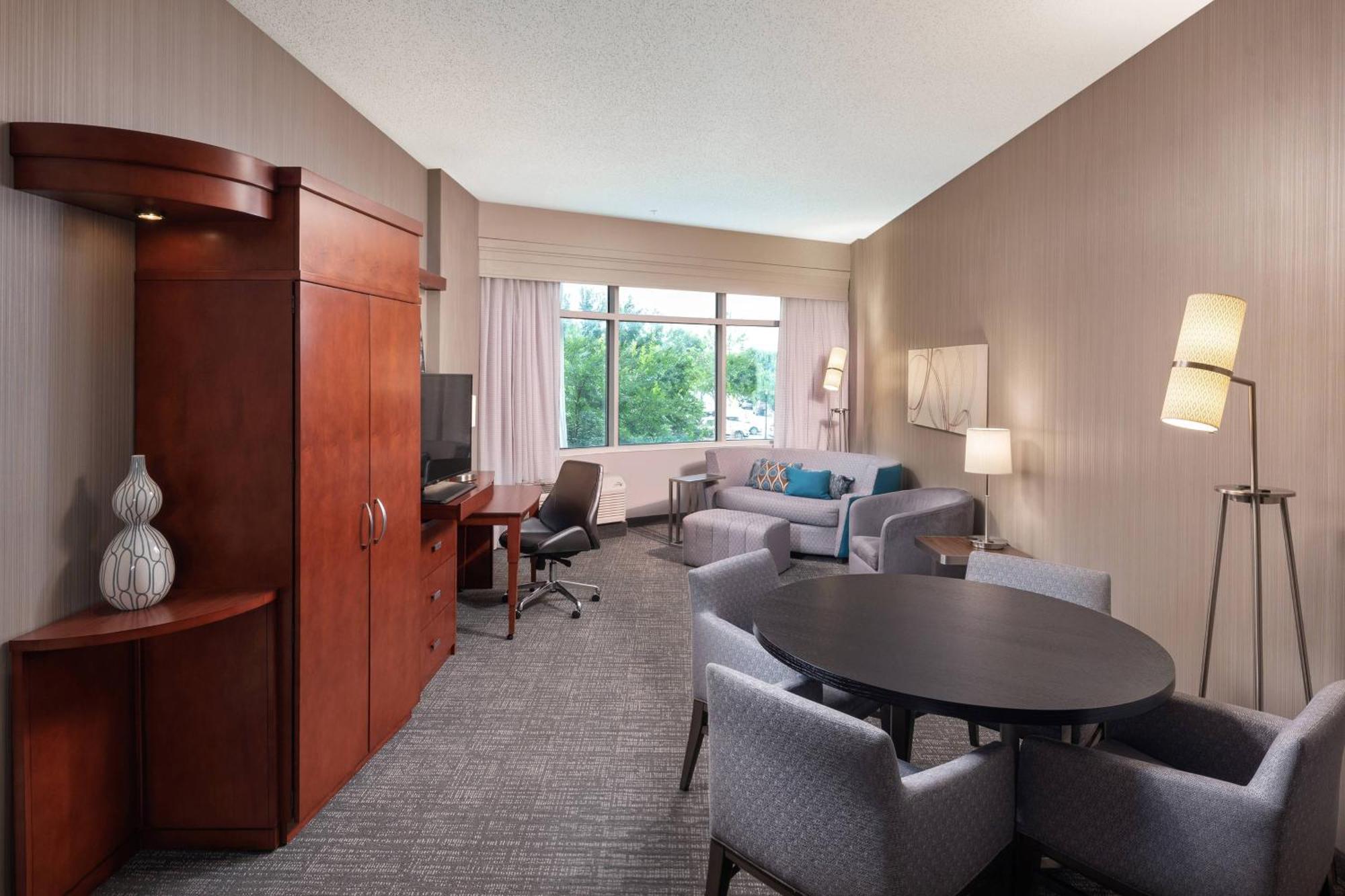 Courtyard By Marriott Greenville Downtown Εξωτερικό φωτογραφία