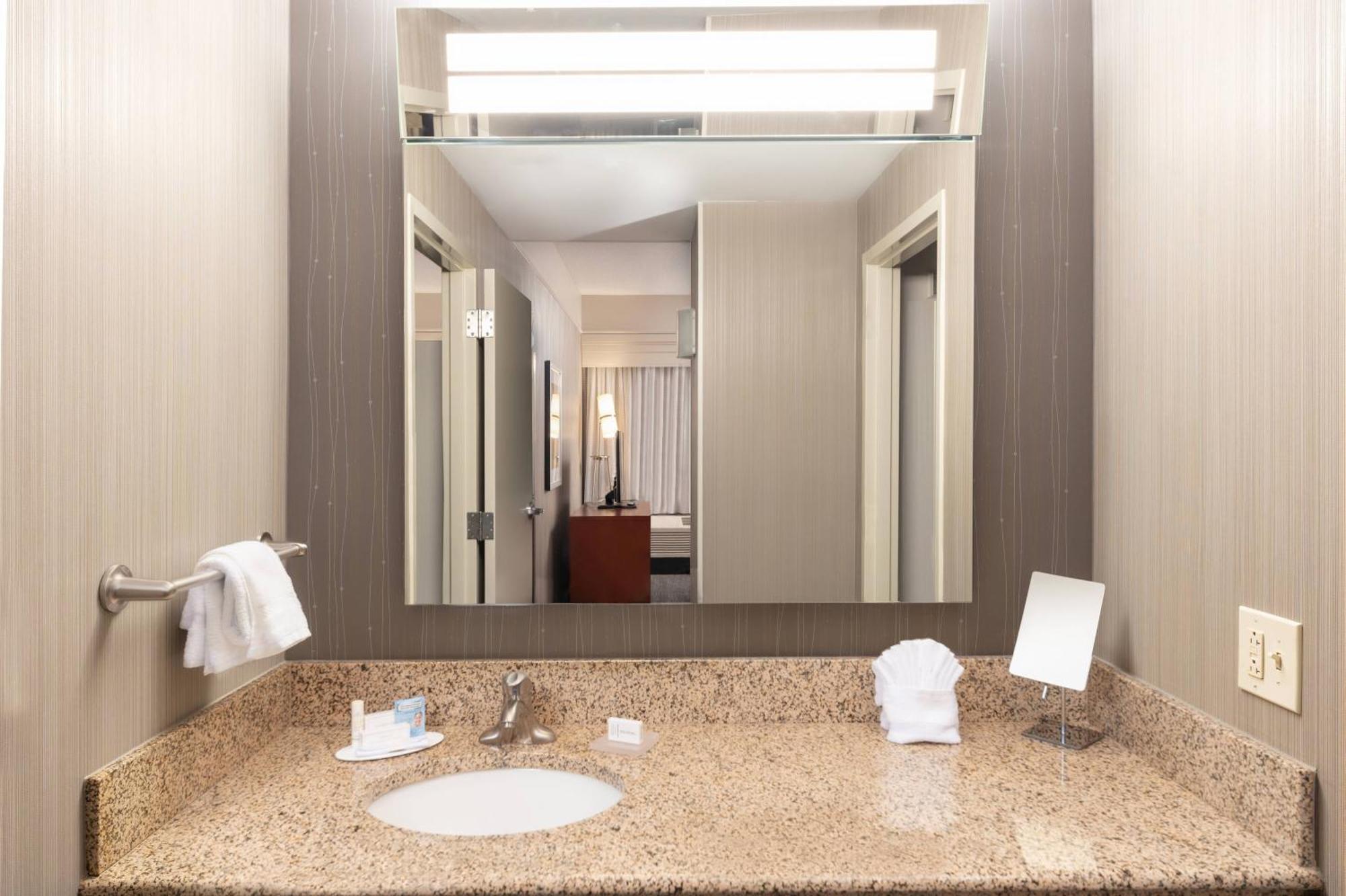 Courtyard By Marriott Greenville Downtown Εξωτερικό φωτογραφία